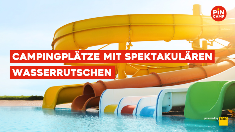 Ein farbenfrohes Bild mit mehreren Wasserrutschen, einem erfrischenden Pool und einem strahlend blauen Himmel.