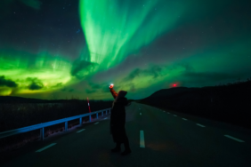 Lappland ist das arktische Herz Schwedens. Hier warten endlos scheinende Wälder, die legendären Polarlichter, wilde Tiere im Fjäll und unberührte Natur, soweit das Auge reicht.