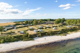 Sønderjylland begeistert mit einer beeindruckenden Vielfalt aus Natur und Küstenlandschaften. Endlose Sandstrände, ursprüngliche Küsten und weite grüne Landschaften schaffen beste Voraussetzungen für erholsame Tage am Meer. 