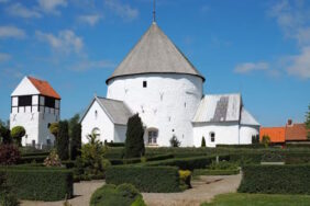 Die dänische Insel Bornholm begeistert Urlauber mit spektakulären Küstenlandschaften, feinen Sandstränden, malerischen Fischerdörfern und einem besonders milden Klima.