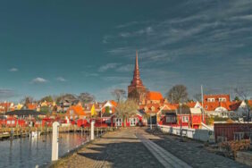 Die dänische Insel Lolland begeistert Urlauber mit weitläufigen Sandstränden, familienfreundlichen Attraktionen, idyllischer Natur und einer entspannten Atmosphäre abseits des Massentourismus.