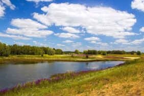 Vom Wassersport am Veluwemeer über kulturelle Entdeckungen in historischen Städten wie Arnheim und Nimwegen bis hin zur Ruhe und Naturschönheit.