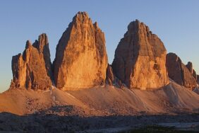 Drei Zinnen: Wanderer stehen Schlange in den Dolomiten