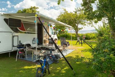 Ostseecamping-Familie-Heide-----Wohnwagenstellplatz-vom-Campingplatz-mit-Blick-auf-die-Ostsee