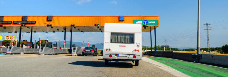 Campingwagen an der Mautstation