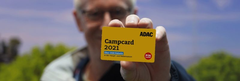 Ein ADAC Inspekteur hält die ADAC Campcard 2021.