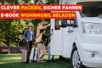 Familie mit Koffern steigt in ein Wohnmobil